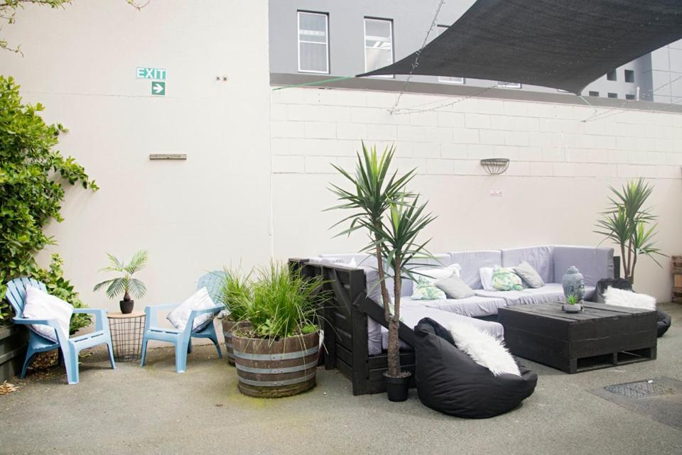 Hostel Bridge Backpackers Nelson Exterior foto The courtyard at the hotel
