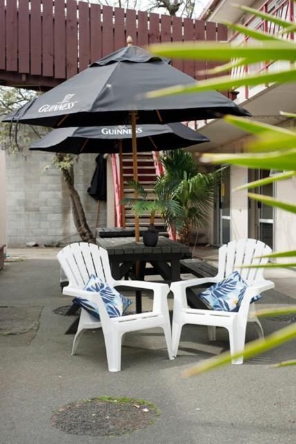 Hostel Bridge Backpackers Nelson Exterior foto The outdoor area at the bar