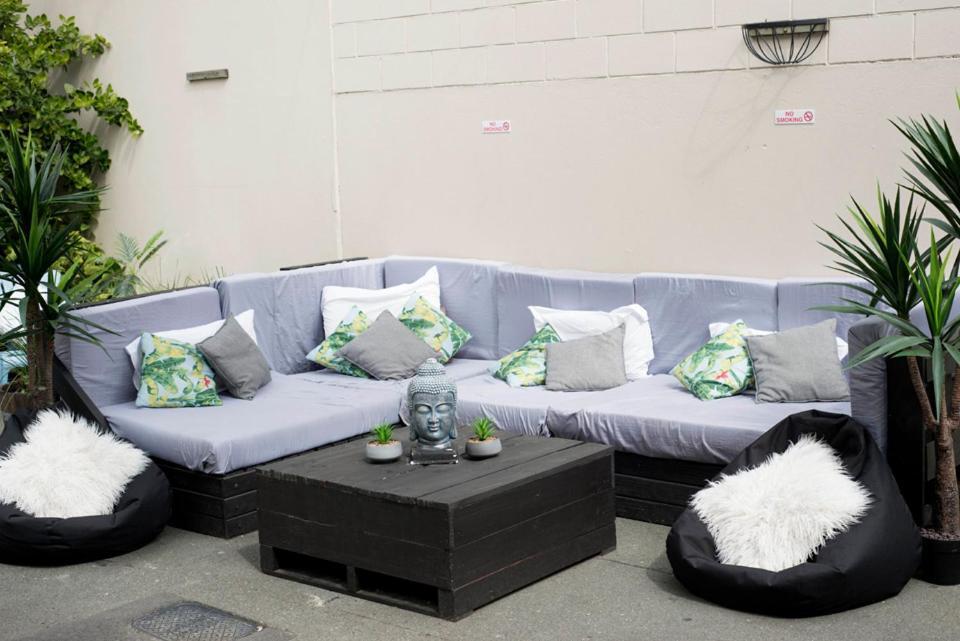 Hostel Bridge Backpackers Nelson Exterior foto Outdoor furniture