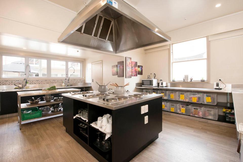 Hostel Bridge Backpackers Nelson Exterior foto The kitchen at the Cordon Bleu London campus