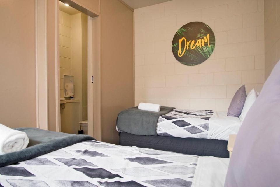 Hostel Bridge Backpackers Nelson Exterior foto A room at the Dream Hotel