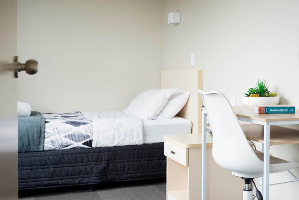 Hostel Bridge Backpackers Nelson Exterior foto A typical studio apartment at the University of Canterbury