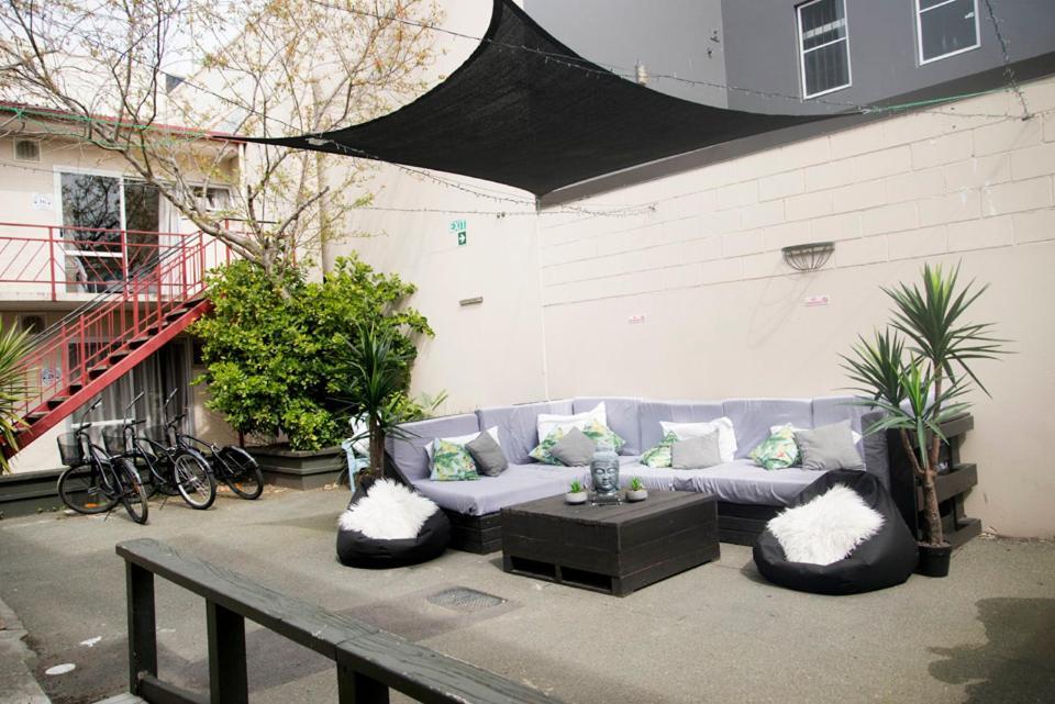 Hostel Bridge Backpackers Nelson Exterior foto Shade sail