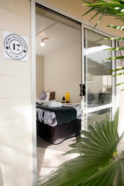 Hostel Bridge Backpackers Nelson Exterior foto A room at the hotel