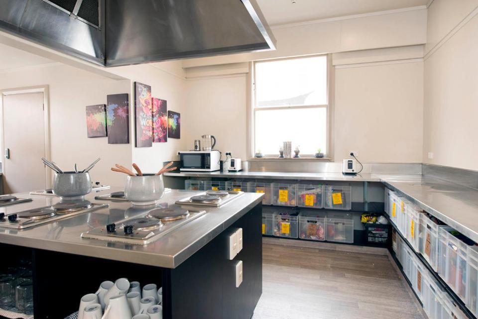 Hostel Bridge Backpackers Nelson Exterior foto The kitchen at the Academy of Culinary Arts