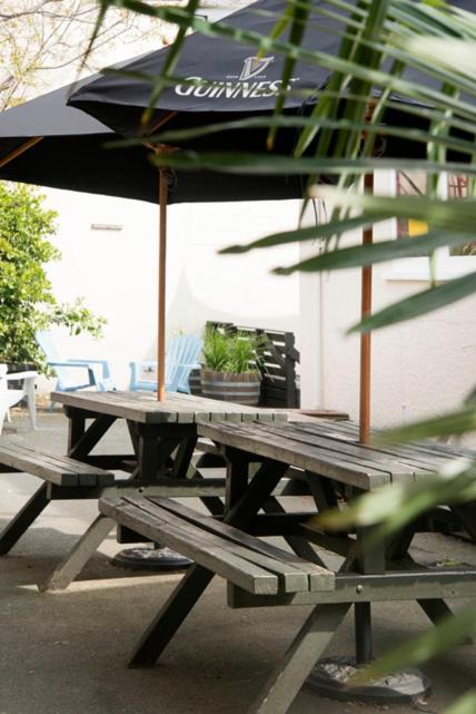 Hostel Bridge Backpackers Nelson Exterior foto The courtyard at the Old Blind Dogs