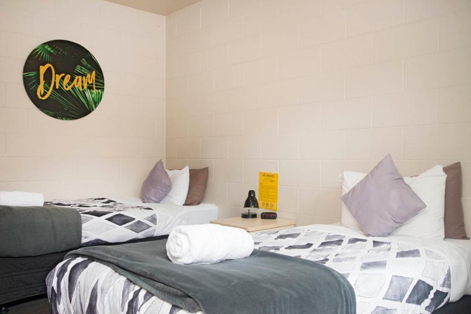 Hostel Bridge Backpackers Nelson Exterior foto A room at the hotel