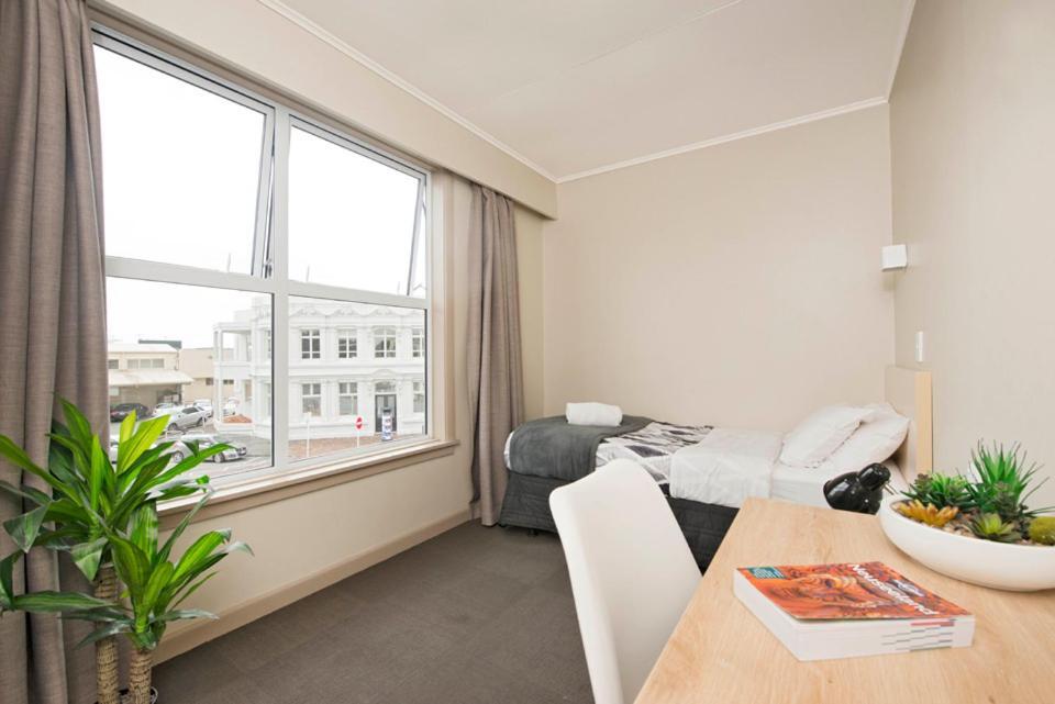 Hostel Bridge Backpackers Nelson Exterior foto A typical studio apartment