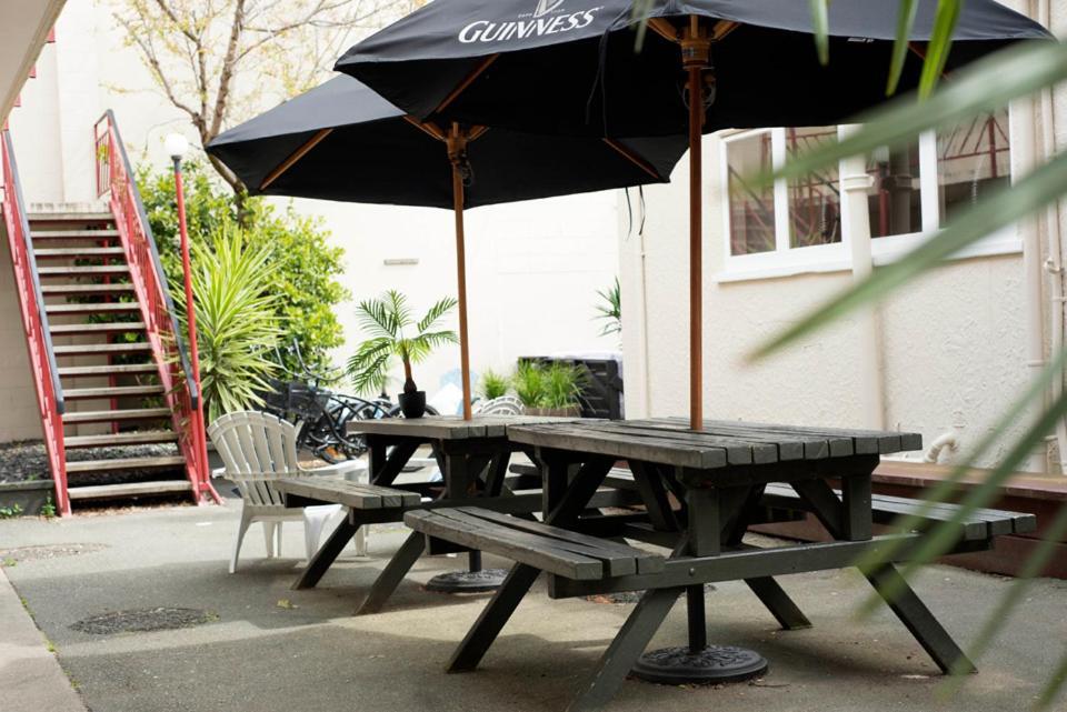 Hostel Bridge Backpackers Nelson Exterior foto The beer garden at the Old Red Lion