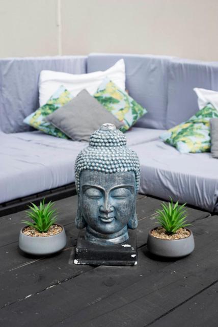 Hostel Bridge Backpackers Nelson Exterior foto A statue of the Buddha