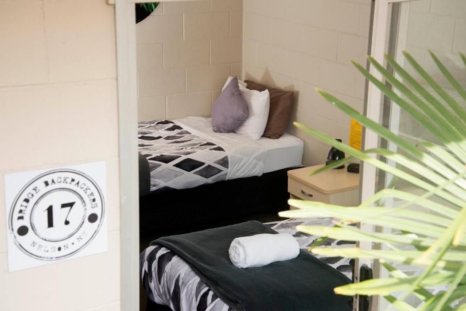 Hostel Bridge Backpackers Nelson Exterior foto A room at the 1708 Hotel