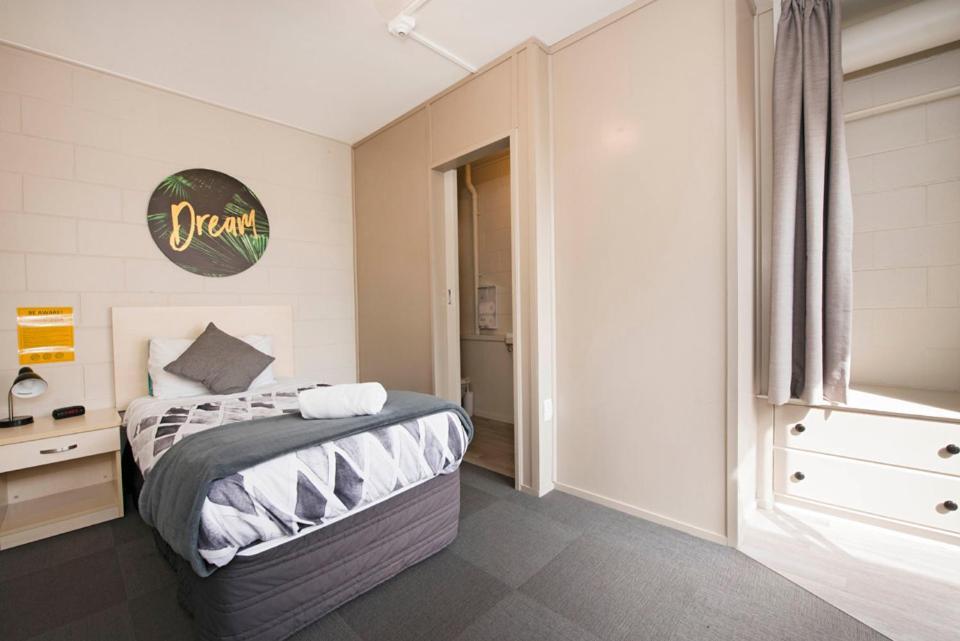 Hostel Bridge Backpackers Nelson Exterior foto A room at the hotel