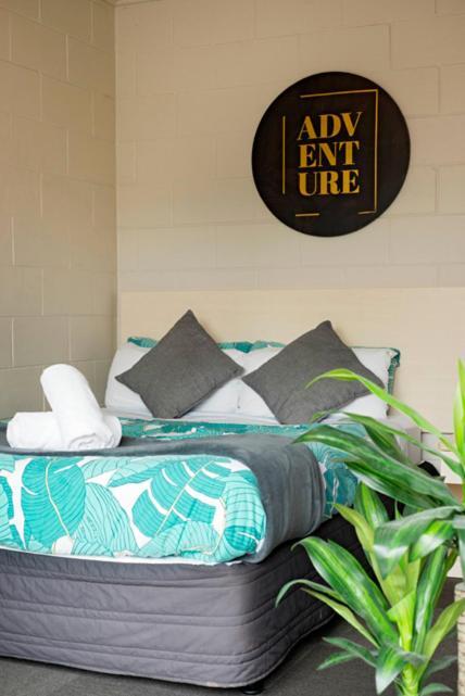 Hostel Bridge Backpackers Nelson Exterior foto A bedroom at the hotel