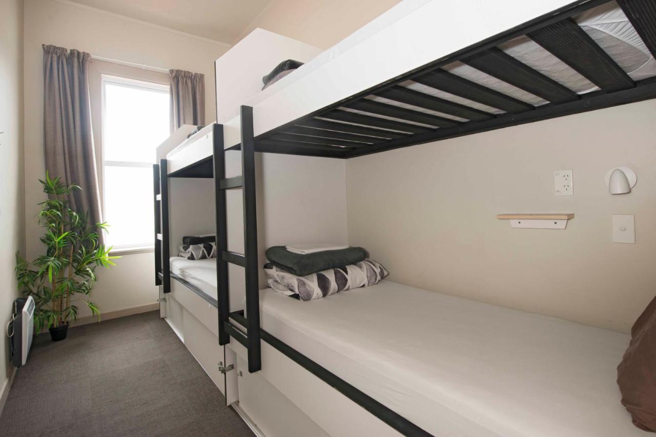 Hostel Bridge Backpackers Nelson Exterior foto A bunk bed
