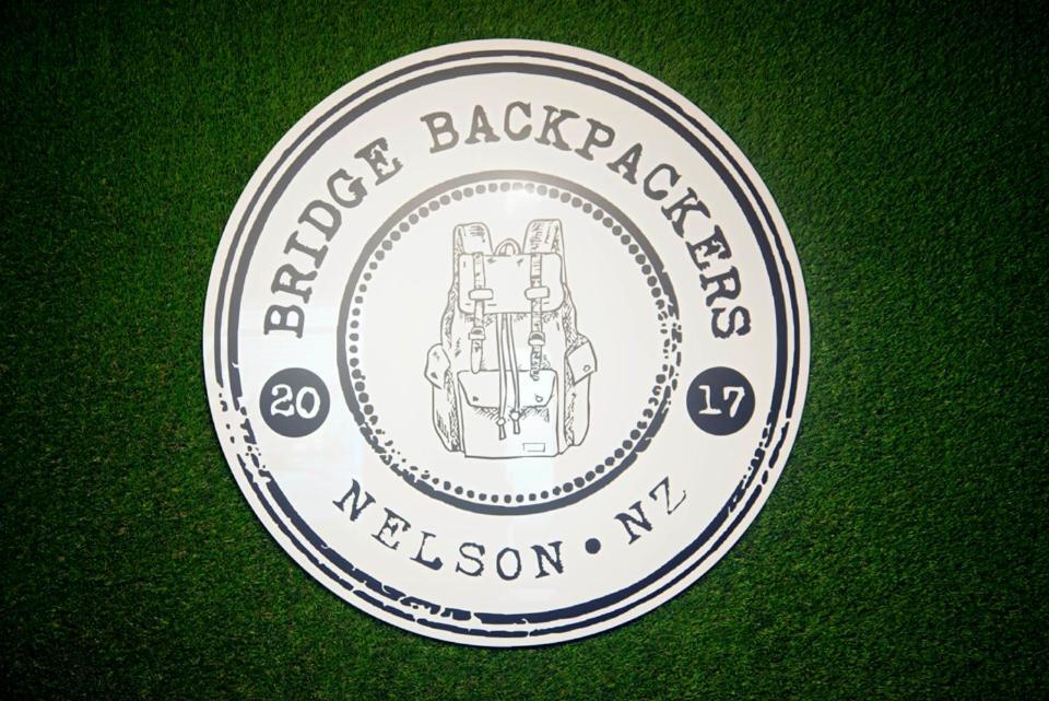 Hostel Bridge Backpackers Nelson Exterior foto Bridge Backpackers logo